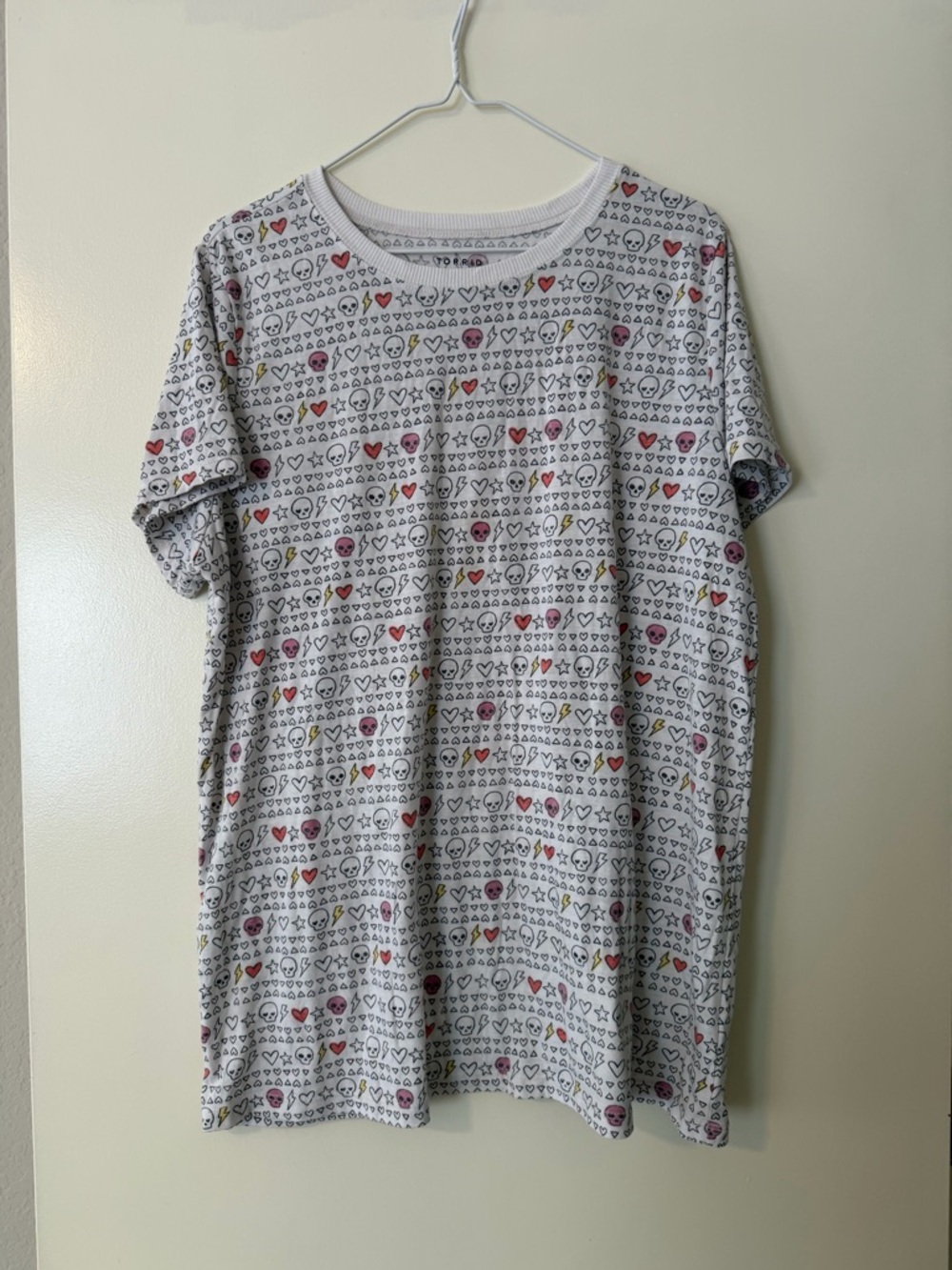 torrid White Graphic Heart & Skull V-Neck Tee with Pink and Red Accents